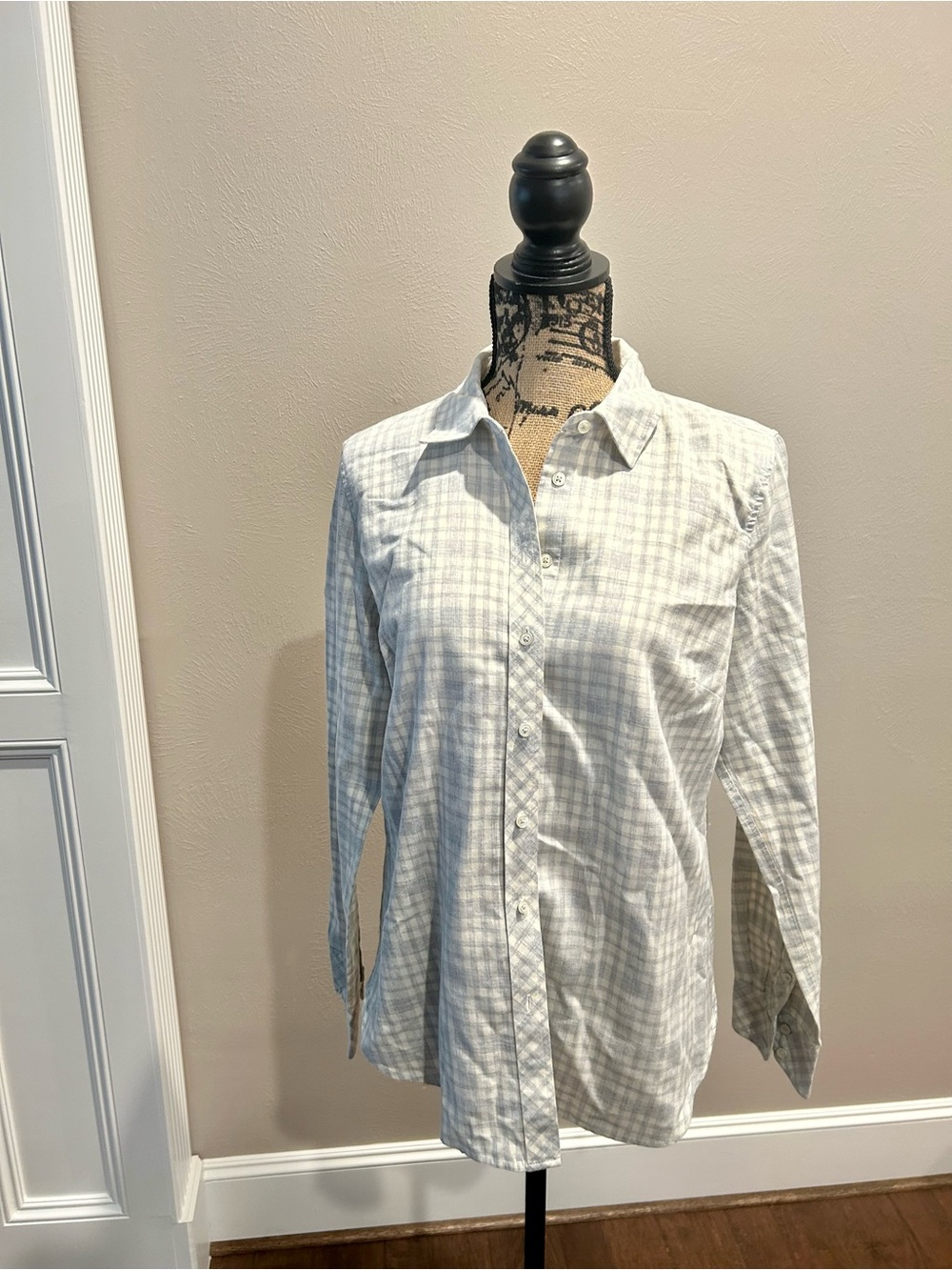 Talbots White and Light Gray Plaid Button-Front Dress Shirt size S